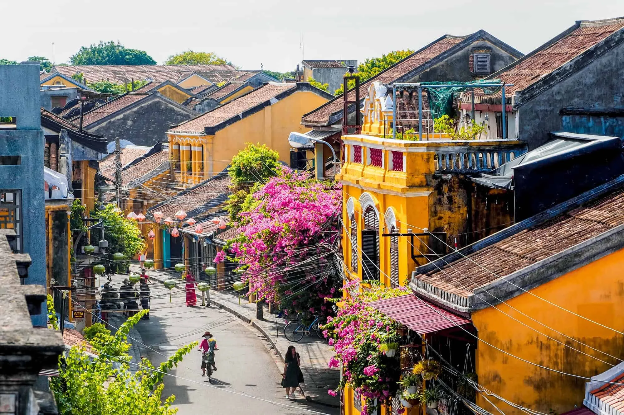 Gassen mit Blumen und Laternen in der Altstadt von Hoi An