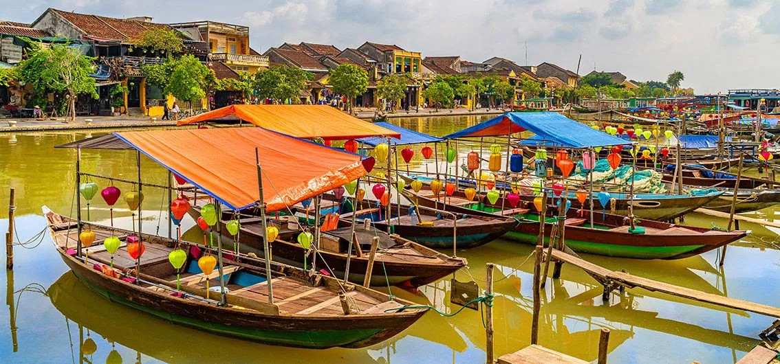 Bunte Boote auf dem Thu-Bon-Fluss in Hoi An