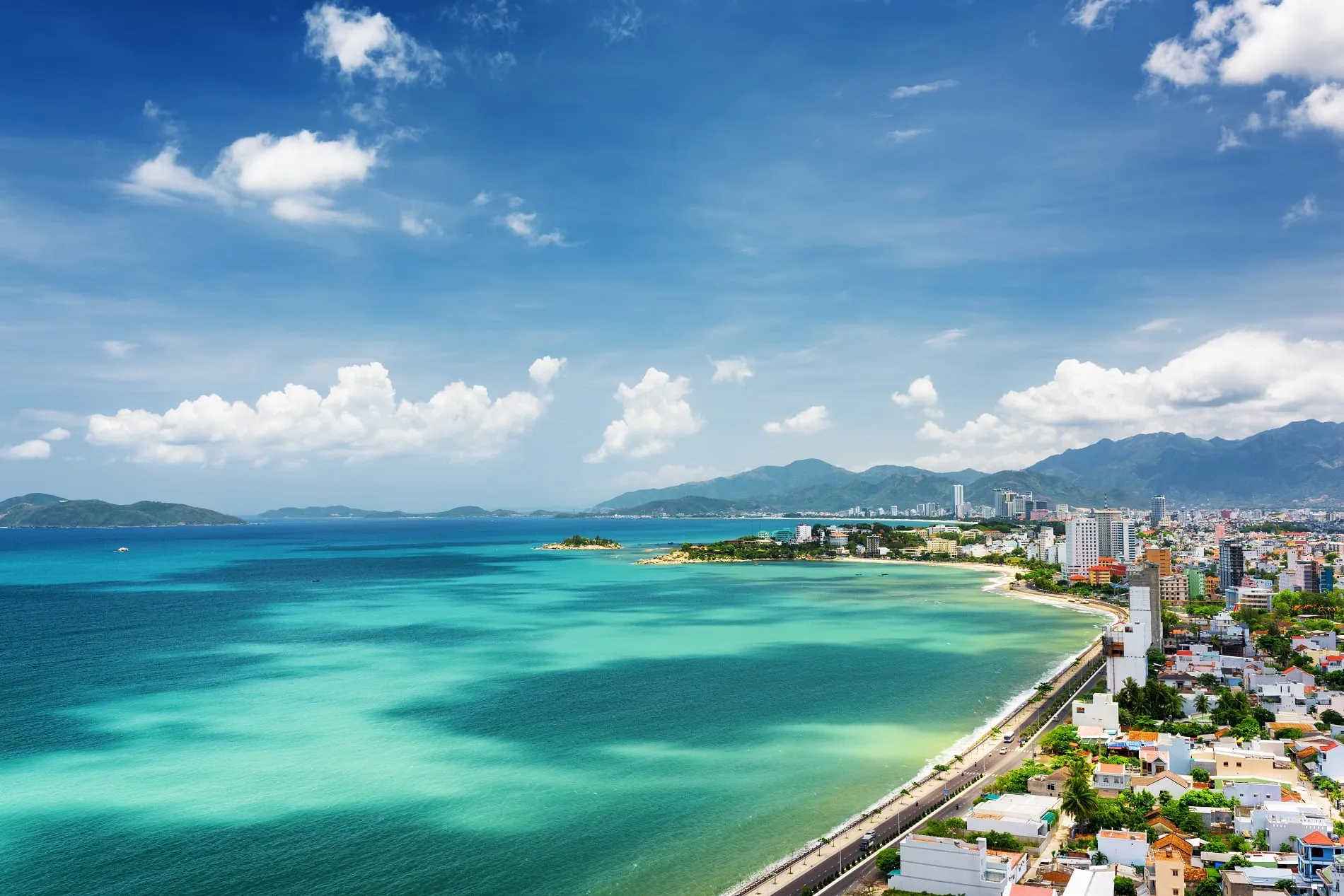 Die Bucht von Nha Trang mit Strand und Bergen
