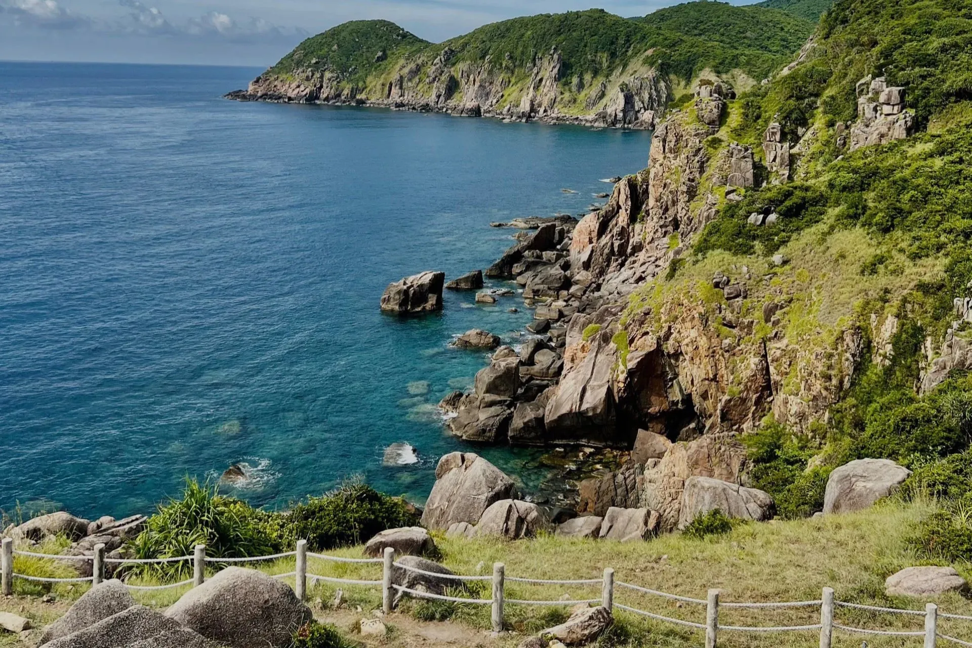Felsige Küste und Meer in Phu Yen
