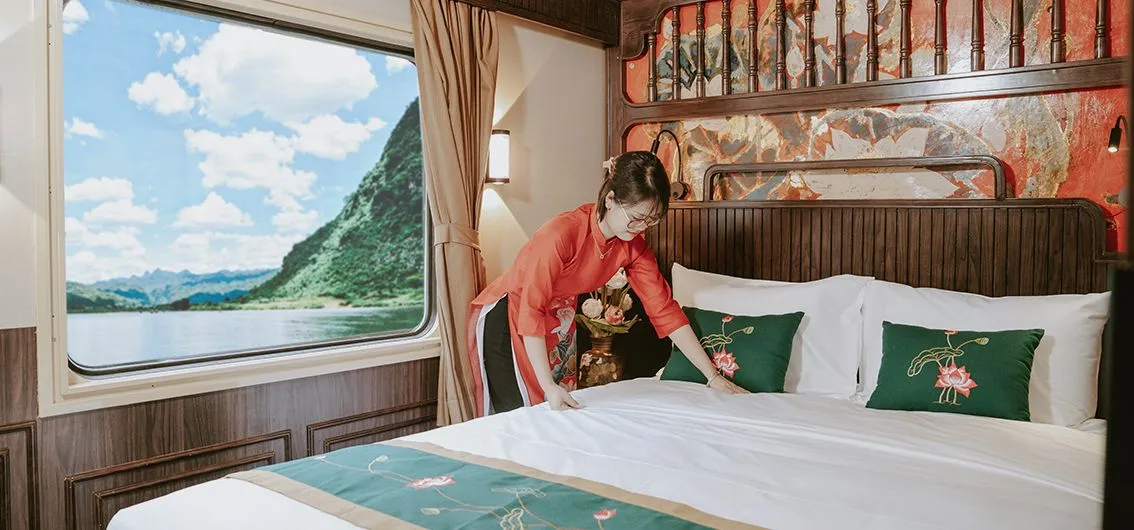 Abteilservice im SJourney, am Fenster ziehen Berge vorbei