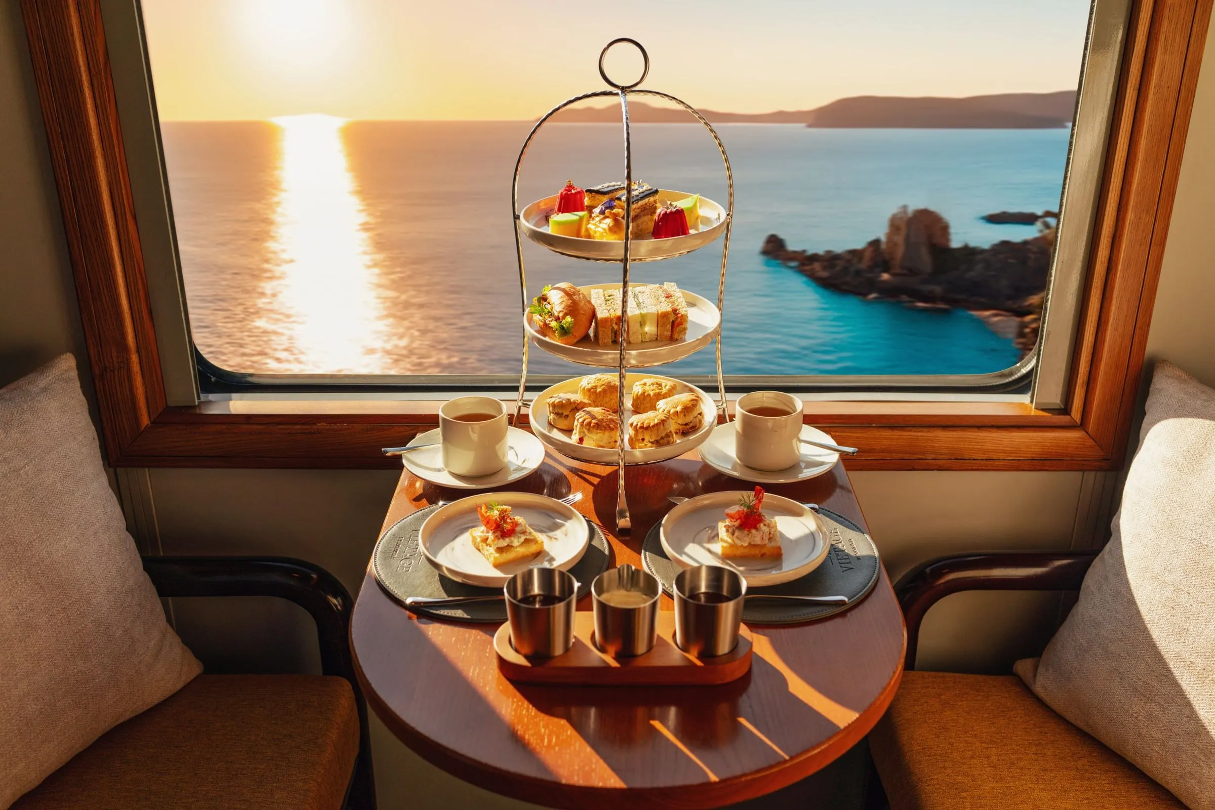 Afternoon Tea am Fenster mit Blick aufs Meer