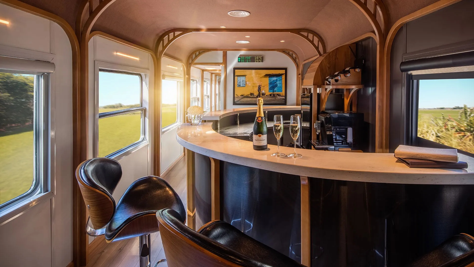 Bar und Sitzplätze im Wagen des Vietage